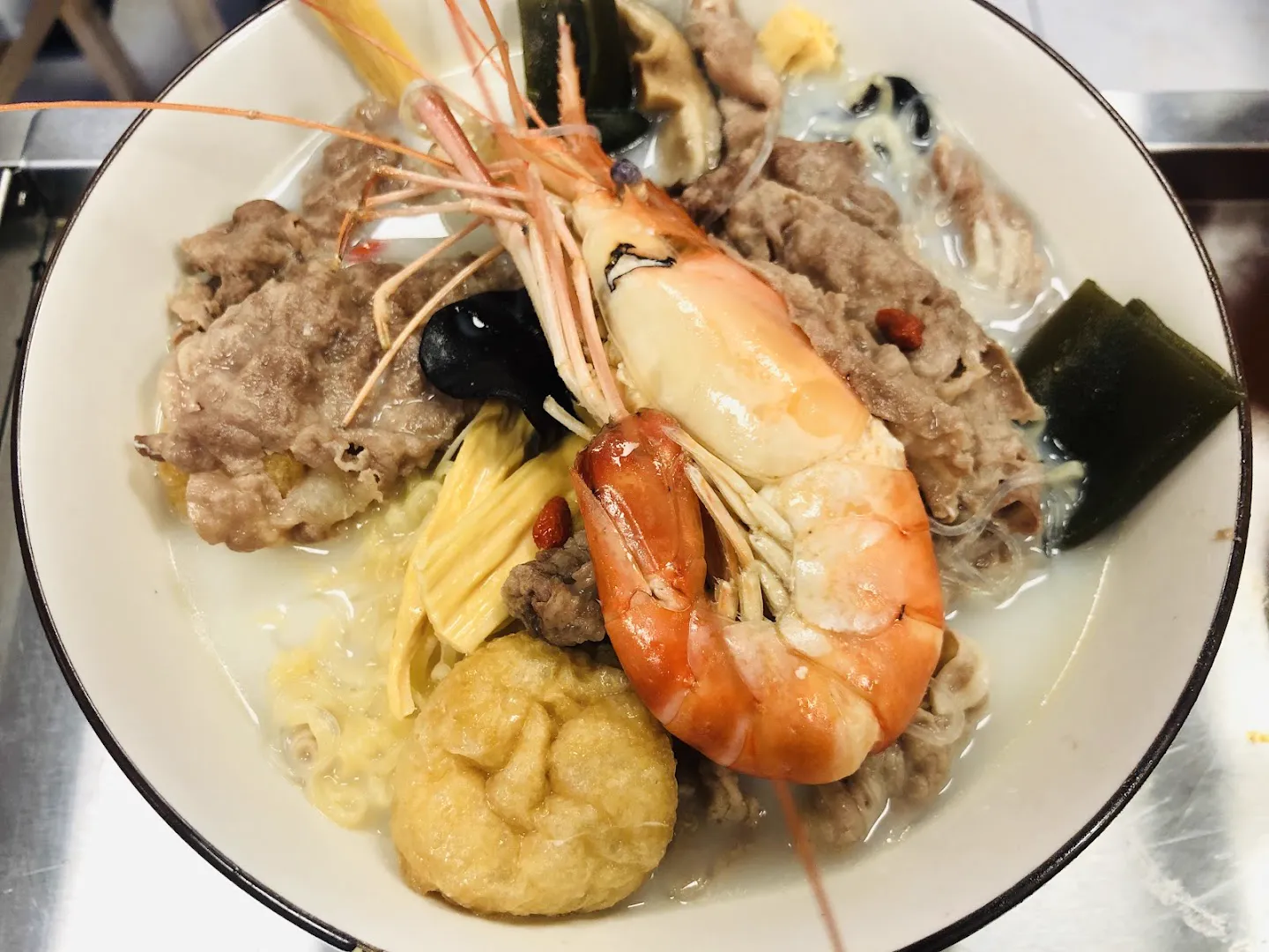 Mala-Tang-Bowl mit Garnelen und frischen Zutaten